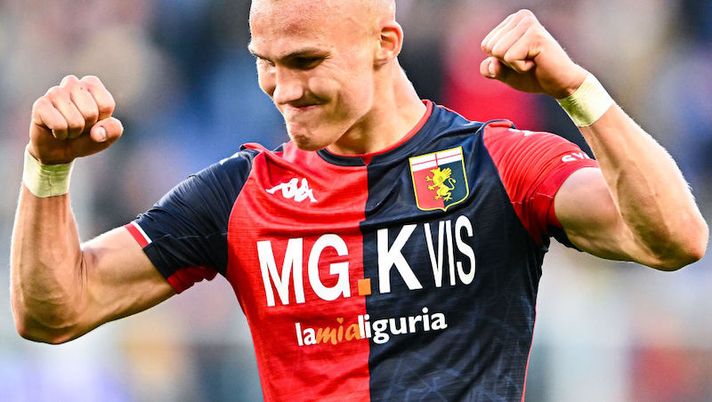 GENOA, ITALY - APRIL 24: Leo Ostigard of Genoa celebrates after the Serie A match between Genoa CFC and Cagliari Calcio at Stadio Luigi Ferraris on April 24, 2022 in Genoa, Italy. (Photo by Getty Images) Napoli, il Corriere: “Ostigard già bloccato. Pjanic, la verità sulle voci di scambio” - immagine 1