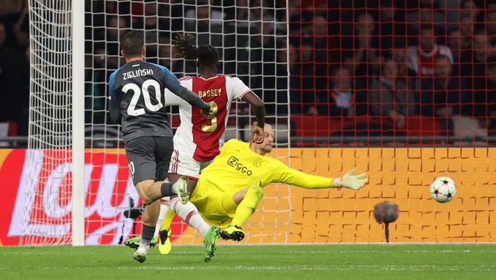 AMSTERDAM, NETHERLANDS - OCTOBER 04: Piotr Zielinski of SSC Napoli scores their team's third goal past Remko Pasveer of Ajax during the UEFA Champions League group A match between AFC Ajax and SSC Napoli at Johan Cruyff Arena on October 04, 2022 in Amsterdam, Netherlands. (Photo by Dean Mouhtaropoulos/Getty Images) VIDEO Il Napoli omaggia il definitivo sorpasso sull’Ajax firmato Zielinski-Raspadori - immagine 1