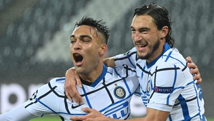 Inter Milan's Italian defender Matteo darmian (R) celebrates scoring the opening goal with his teammate Inter Milan's Argentine forward Lautaro Martinez during the UEFA Champions League football match Borussia Moenchengladbach v Inter Milan in Moenchengladbach, western Germany, on December 1, 2020. (Photo by Ina Fassbender / AFP) (Photo by INA FASSBENDER/AFP via Getty Images) Inter, Darmian in pole e il favorito a centrocampo: pronta la formazione anti-Genoa - immagine 1