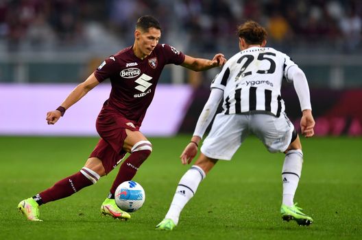 TURIN, ITALY - OCTOBER 02: Sasa Lukic of Torino FC battles for possession with Adrien Rabiot of Juventus during the Serie A match between Torino FC v Juventus at Stadio Olimpico di Torino on October 02, 2021 in Turin, Italy. (Photo by Valerio Pennicino/Getty Images) Juventus, il centrocampo è in difficoltà: il Torino deve vincere molti duelli- immagine 2