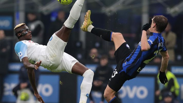 MILAN, ITALY - JANUARY 04: Nicolo Barella of FC Internazionale, in action, battles for the ball with Victor Osimhen of SSC Napoli during the Serie A match between FC Internazionale and SSC Napoli at Stadio Giuseppe Meazza on January 04, 2023 in Milan, Italy. (Photo by Emilio Andreoli - Inter/Inter via Getty Images) osimhen inter