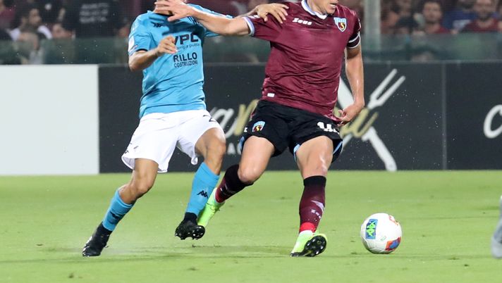 SALERNO, ITALY – SEPTEMBER 16 : Francesco Di Tacchio of US Salernitana vies with Marco Sau of Benevento Calcio during the Serie B match between Salernitana and Benevento Calcio at Stadio Arechi on September 16, 2019 in Salerno, Italy. (Photo by Francesco Pecoraro/Getty Images) SALERNO, ITALY – SEPTEMBER 16 : Francesco Di Tacchio of US Salernitana vies with Marco Sau of Benevento Calcio during the Serie B match between Salernitana and Benevento Calcio at Stadio Arechi on September 16, 2019 in Salerno, Italy. (Photo by Francesco Pecoraro/Getty Images)