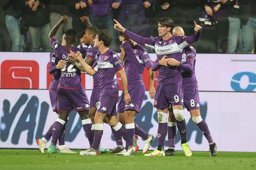 Dusan Vlahovic esulta con i compagni dopo il gol. Dusan Vlahovic esulta con i compagni dopo il gol.