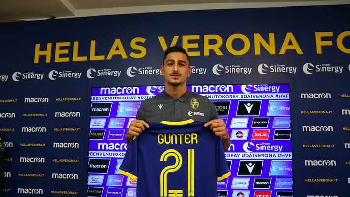 Koray Günter si presenta con la maglia del Verona  Koray Günter si presenta con la maglia del Verona