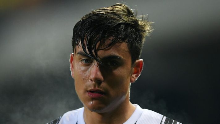 BENEVENTO, ITALY - NOVEMBER 28: Paulo Dybala of Juventus stands disappointed during the Serie A match between Benevento Calcio and Juventus at Stadio Ciro Vigorito on November 28, 2020 in Benevento, Italy. (Photo by Francesco Pecoraro/Getty Images) ULTIM’ORA – L’esito degli esami per Dybala, Chiesa e McKennie: i tempi di recupero - immagine 1