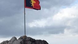 Come un gol nel derby: la bandiera genoana torna sullo scoglio di Boccadasse