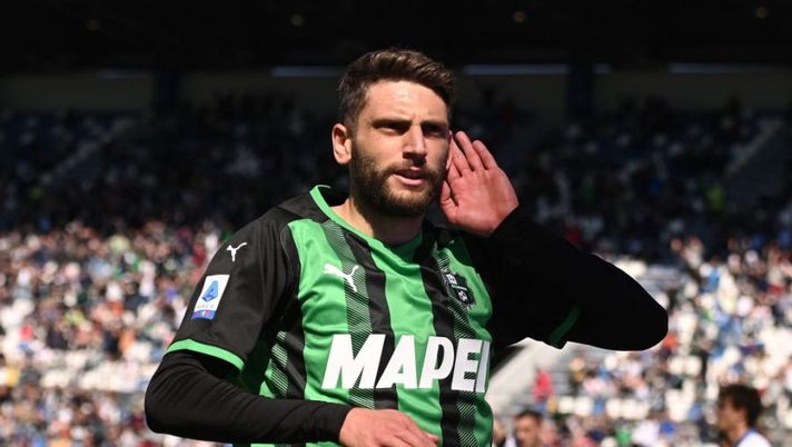 REGGIO NELL'EMILIA, ITALY - APRIL 10: Domenico Berardi of US Sassuolo celebrates during the Serie A match between US Sassuolo v Atalanta BC on April 10, 2022 in Reggio nell'Emilia, Italy. (Photo by Alessandro Sabattini/Getty Images) Attenti a Berardi! Dionisi: “Io spero che resti”. Mimmo sul palco: “C’è il mercato, vediamo…” - immagine 1