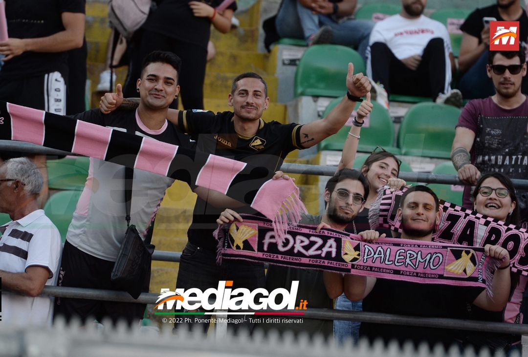 Fototifo, facce da Serie B. I tifosi allo stadio per Palermo-Padova 1-0 - immagine 69