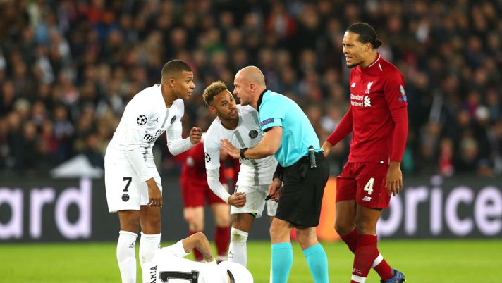PARIS, FRANCE - NOVEMBER 28: Angel Di Maria of Paris Saint-Germain reacts on the ground while Kylian Mbappe and Neymar of Paris Saint-Germain speak with referee Szymon Marciniak during the UEFA Champions League Group C match between Paris Saint-Germain and Liverpool at Parc des Princes on November 28, 2018 in Paris, France. (Photo by Clive Rose/Getty Images) PARIS, FRANCE - NOVEMBER 28: Angel Di Maria of Paris Saint-Germain reacts on the ground while Kylian Mbappe and Neymar of Paris Saint-Germain speak with referee Szymon Marciniak during the UEFA Champions League Group C match between Paris Saint-Germain and Liverpool at Parc des Princes on November 28, 2018 in Paris, France. (Photo by Clive Rose/Getty Images)