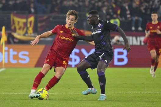 ROME, ITALY - JANUARY 15: Edoardo Bove of AS Roma competes for the ball during the Serie A match between AS Roma and ACF Fiorentina at Stadio Olimpico on January 15, 2023 in Rome, Italy. (Photo by Fabio Rossi/AS Roma via Getty Images) La Fiorentina gioca bene, ma non concretizza. Manca l’uomo in più- immagine 2