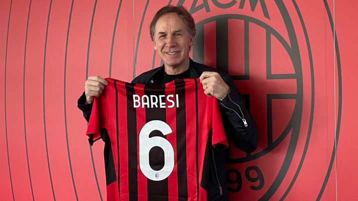 Il Milan regala la nuova maglia personalizzata a Franco Baresi 