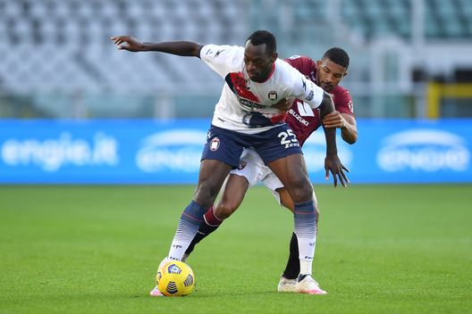 TURIN, ITALY - NOVEMBER 08: Gleison Bremer (R) of Torino FC competes with Simy Simeon Tochukwu Nwankwo of FC Crotone during the Serie A match between Torino FC and FC Crotone at Stadio Olimpico di Torino on November 8, 2020 in Turin, Italy. (Photo by Valerio Pennicino/Getty Images) TURIN, ITALY - NOVEMBER 08: Gleison Bremer (R) of Torino FC competes with Simy Simeon Tochukwu Nwankwo of FC Crotone during the Serie A match between Torino FC and FC Crotone at Stadio Olimpico di Torino on November 8, 2020 in Turin, Italy. (Photo by Valerio Pennicino/Getty Images)