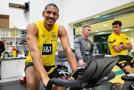 Borussia Dortmund, Haller sconfigge il tumore e torna ad allenarsi. Il racconto Borussia Dortmund, Haller sconfigge il tumore e torna ad allenarsi. Il racconto - immagine 1