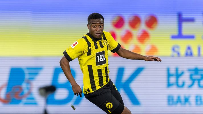 WOLFSBURG, GERMANY - NOVEMBER 08: Youssoufa Moukoko of Borussia Dortmund runs with the ball during the Bundesliga match between VfL Wolfsburg and Borussia Dortmund at Volkswagen Arena on November 08, 2022 in Wolfsburg, Germany. (Photo by Boris Streubel/Getty Images)