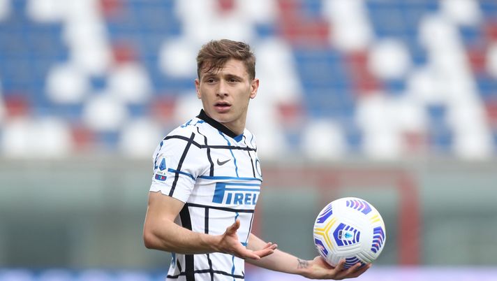 CROTONE, ITALY - MAY 01: Nicolò Barella of Inter during the Serie A match between FC Crotone and FC Internazionale at Stadio Comunale Ezio Scida on May 01, 2021 in Crotone, Italy. Sporting stadiums around Italy remain under strict restrictions due to the Coronavirus Pandemic as Government social distancing laws prohibit fans inside venues resulting in games being played behind closed doors. (Photo by Maurizio Lagana/Getty Images) CROTONE, ITALY - MAY 01: Nicolò Barella of Inter during the Serie A match between FC Crotone and FC Internazionale at Stadio Comunale Ezio Scida on May 01, 2021 in Crotone, Italy. Sporting stadiums around Italy remain under strict restrictions due to the Coronavirus Pandemic as Government social distancing laws prohibit fans inside venues resulting in games being played behind closed doors. (Photo by Maurizio Lagana/Getty Images)