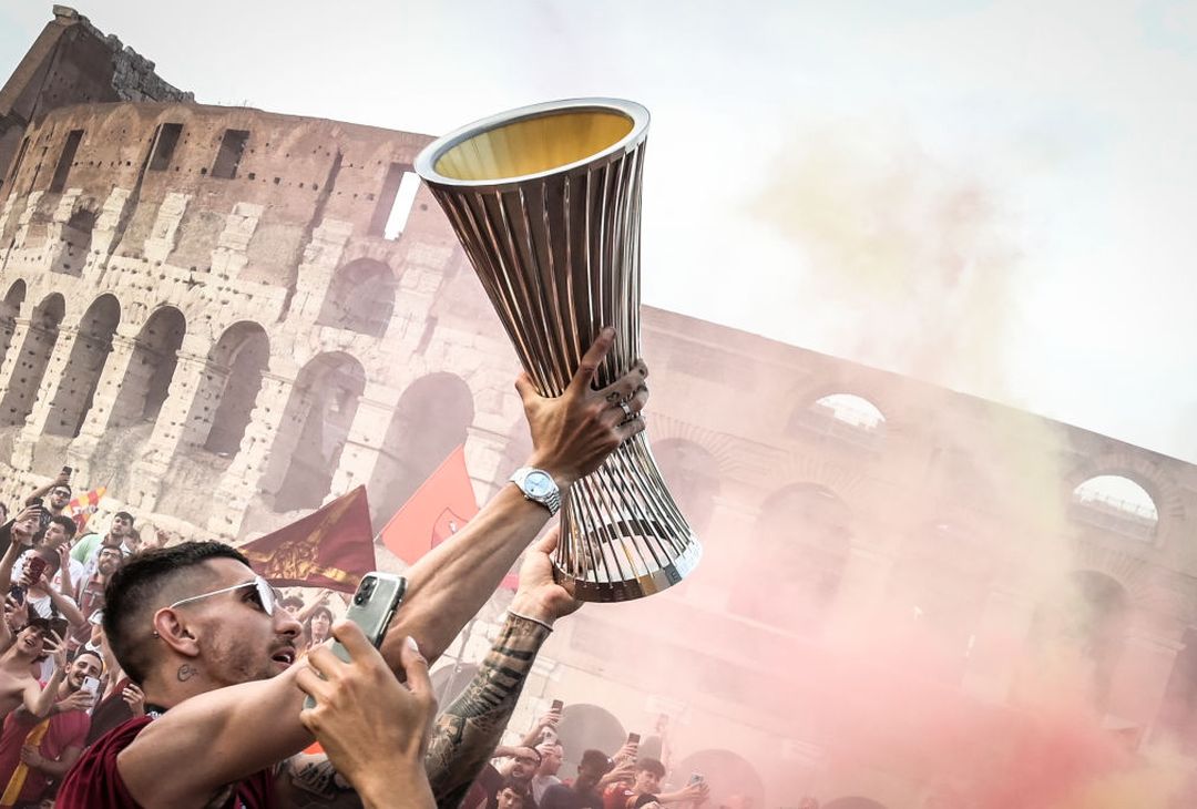 Roma, il popolo giallorosso in festa visto dal pullman della squadra – FOTO GALLERY - immagine 21