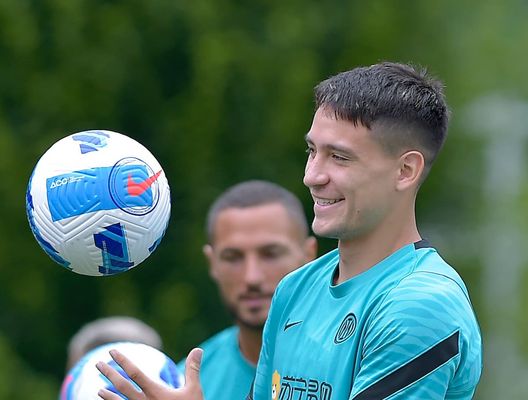 Sky – Ricorda Lautaro, l’idolo è Ronaldinho: Satriano prova a tenersi l’Inter- immagine 2