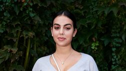 Georgina, elegante e sensuale. Il décolleté di Lady Ronaldo scatena il web
