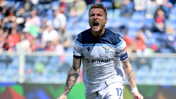 GENOA, ITALY - APRIL 10: Ciro Immobile of SS Lazio celebrates a third goal with his team mates during the Serie A match between Genoa CFC v SS Lazio on April 10, 2022 in Genoa, Italy. (Photo by Marco Rosi - SS Lazio/Getty Images) Immobile: “Mi butto giù quando si inventano cattiverie. Italia, stesse responsabilità di…” - immagine 1