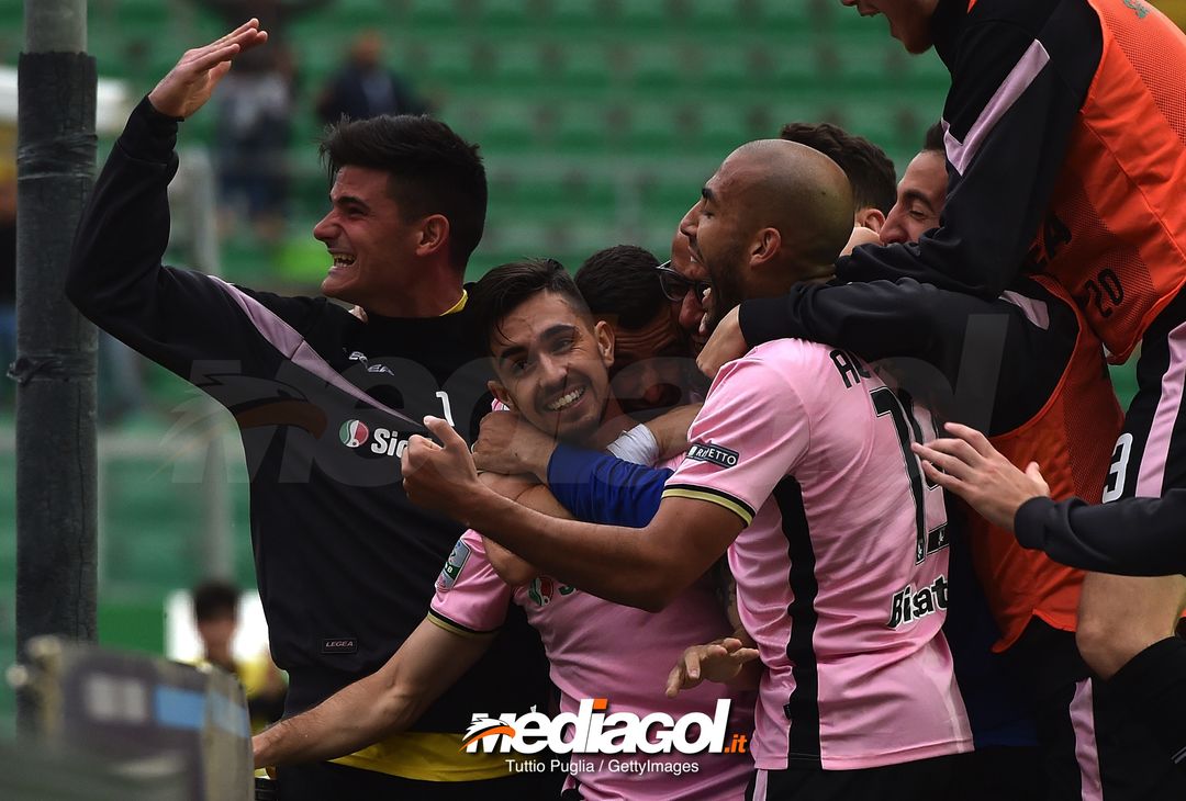  PALERMO, ITALY - APRIL 14:  Igor Coronado of Palermo celebrates after scoring the opening goal during the serie A match between US Citta di Palermo and US Cremonese at Stadio Renzo Barbera on April 14, 2018 in Palermo, Italy.  (Photo by Tullio M. Puglia/Getty Images) 
