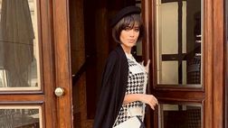 Look da parigina sfoggiato in pieno centro a Milano per lady Gallinari: “Ma è una parrucca”