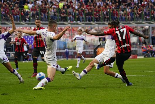 MILAN, ITALY - MAY 01: Rafael Leão of AC Milan kicks the ball during the Serie A match between AC Milan and ACF Fiorentina at Stadio Giuseppe Meazza on May 01, 2022 in Milan, Italy. (Photo by Pier Marco Tacca/AC Milan via Getty Images) Fiorentina, basta regalare punti: anche tu hai un obiettivo- immagine 2