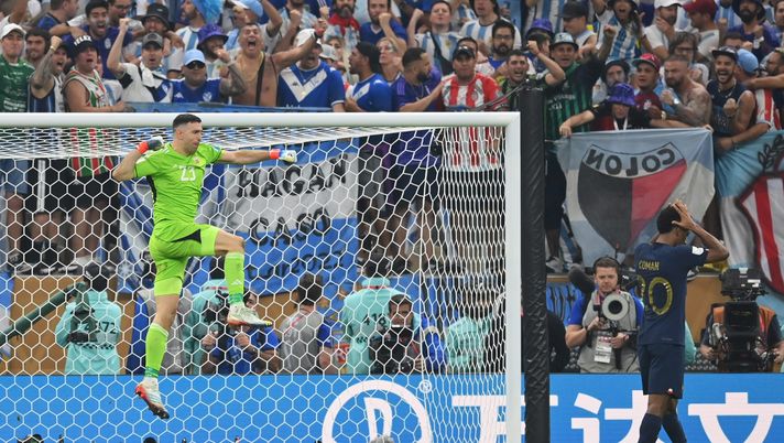 LUSAIL CITY, QATAR - DECEMBER 18: Emiliano Martinez of Argentina celebrates after saving the second penalty by Kingsley Coman of France in the penalty shootout during the FIFA World Cup Qatar 2022 Final match between Argentina and France at Lusail Stadium on December 18, 2022 in Lusail City, Qatar. (Photo by Dan Mullan/Getty Images) Rivista 11: “Dibu Martínez è lo spirito selvaggio di cui il calcio ha ancora bisogno” - immagine 1