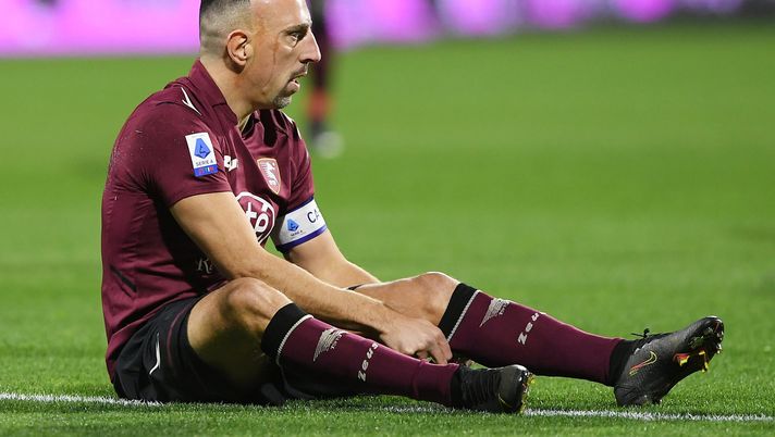 SALERNO, ITALY - FEBRUARY 07: Franck Ribery of US Salernitana stands disappointed during the Serie A match between US Salernitana and Spezia Calcio at Stadio Arechi on February 07, 2022 in Salerno, Italy. (Photo by Francesco Pecoraro/Getty Images) ribery ritiro