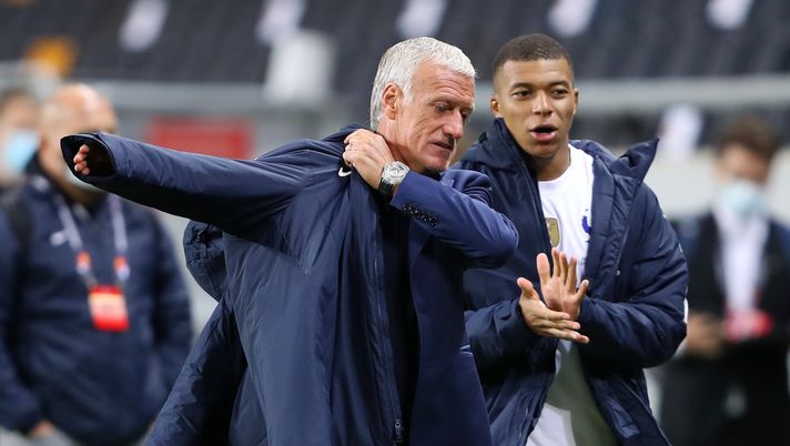 STOCKHOLM, SWEDEN - SEPTEMBER 05: Didier Deschamps, Head Coach of France speaks to Kylian Mbappe of France after the UEFA Nations League group stage match between Sweden and France at Friends Arena on September 05, 2020 in Stockholm, Sweden. (Photo by Linnea Rheborg/Getty Images) 