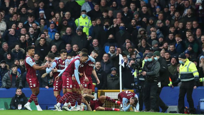 LIVERPOOL, ENGLAND - JANUARY 22: Lucas Digne of Aston Villa (obscured) is hit by an object thrown from the crowd after celebrating their sides first goal during the Premier League match between Everton and Aston Villa at Goodison Park on January 22, 2022 in Liverpool, England. (Photo by Jan Kruger/Getty Images) Incidenti negli stadi e arresti in aumento, la Polizia inglese: “Allarme, è tornata la violenza” - immagine 1
