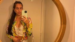 Irene in versione ‘esplosiva’: decolleté da paura per lady Musacchio