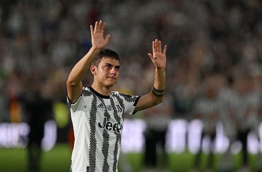 TURIN, ITALY - MAY 16: Paulo Dybala of Juventus greets the fans during the Serie A match between Juventus and SS Lazio at Allianz Stadium on May 16, 2022 in Turin, Italy. (Photo by Chris Ricco - Juventus FC/Juventus FC via Getty Images) Dybala