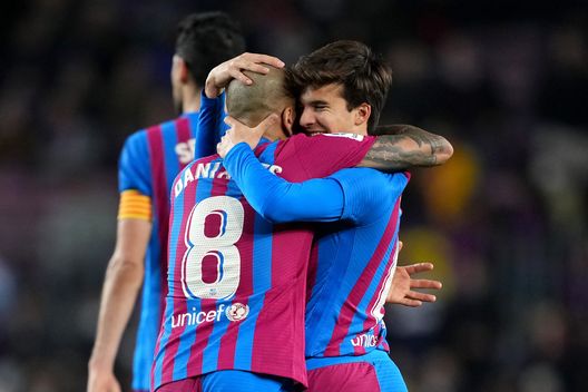 Riqui Puig esulta con Dani Alvers Riqui Puig esulta con Dani Alvers
