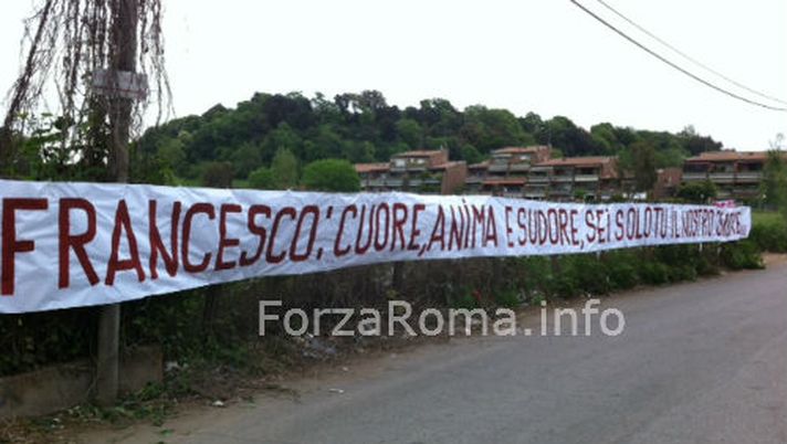 Trigoria, striscione per Totti. In campo c'è Bojan (FOTO) - immagine 1