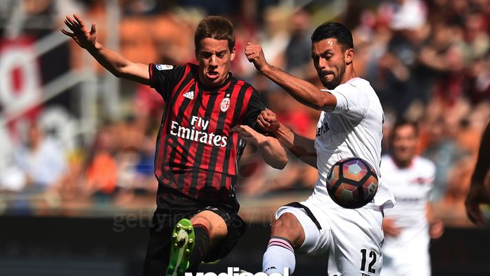 MILAN, ITALY - APRIL 09: Mario Pasalic (L) of Milan and Giancarlo Gonzalez of Palermo compete for the ball during the Serie A match between AC Milan and US Citta di Palermo at Stadio Giuseppe Meazza on April 9, 2017 in Milan, Italy. (Photo by Tullio M. Puglia/Getty Images) MILAN, ITALY - APRIL 09: Mario Pasalic (L) of Milan and Giancarlo Gonzalez of Palermo compete for the ball during the Serie A match between AC Milan and US Citta di Palermo at Stadio Giuseppe Meazza on April 9, 2017 in Milan, Italy. (Photo by Tullio M. Puglia/Getty Images)