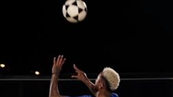 Neymar, che tecnica: il brasiliano dà spettacolo sulla sabbia | VIDEO