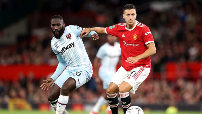 MANCHESTER, ENGLAND - SEPTEMBER 22: Diogo Dalot of Manchester United battles for possession with Arthur Masuaku of West Ham United during the Carabao Cup Third Round match between Manchester United and West Ham United at Old Trafford on September 22, 2021 in Manchester, England. (Photo by Alex Pantling/Getty Images) Il bel gesto di Dalot: un invito allo stadio per il tifoso dello United colpito da una moneta - immagine 1