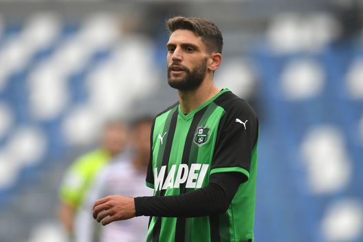 REGGIO NELL'EMILIA, ITALY - NOVEMBER 21: Domenico Berardi of US Sassuolo looks on during the Serie A match between US Sassuolo and Cagliari Calcio at Mapei Stadium - Citta' del Tricolore on November 21, 2021 in Reggio nell'Emilia, Italy. (Photo by Alessandro Sabattini/Getty Images) REGGIO NELL'EMILIA, ITALY - NOVEMBER 21: Domenico Berardi of US Sassuolo looks on during the Serie A match between US Sassuolo and Cagliari Calcio at Mapei Stadium - Citta' del Tricolore on November 21, 2021 in Reggio nell'Emilia, Italy. (Photo by Alessandro Sabattini/Getty Images)