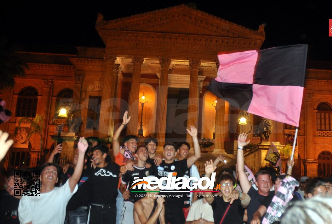 FOTO Palermo in Serie B, i festeggiamenti dei rosanero al Renzo Barbera (Gallery) - immagine 25