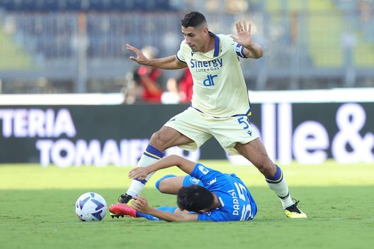 EMPOLI, ITALY - AUGUST 31: Davide Faraoni of Hellas Verona in action against Fabiano Parisi of Empoli FC during the Serie A match between Empoli FC and Hellas Verona at Stadio Carlo Castellani on August 31, 2022 in Empoli, Italy. (Photo by Gabriele Maltinti/Getty Images) Consigli Fantacalcio, 5 difensori per la 13a giornata: fiducia a Mazzocchi, occhio a Smalling- immagine 5