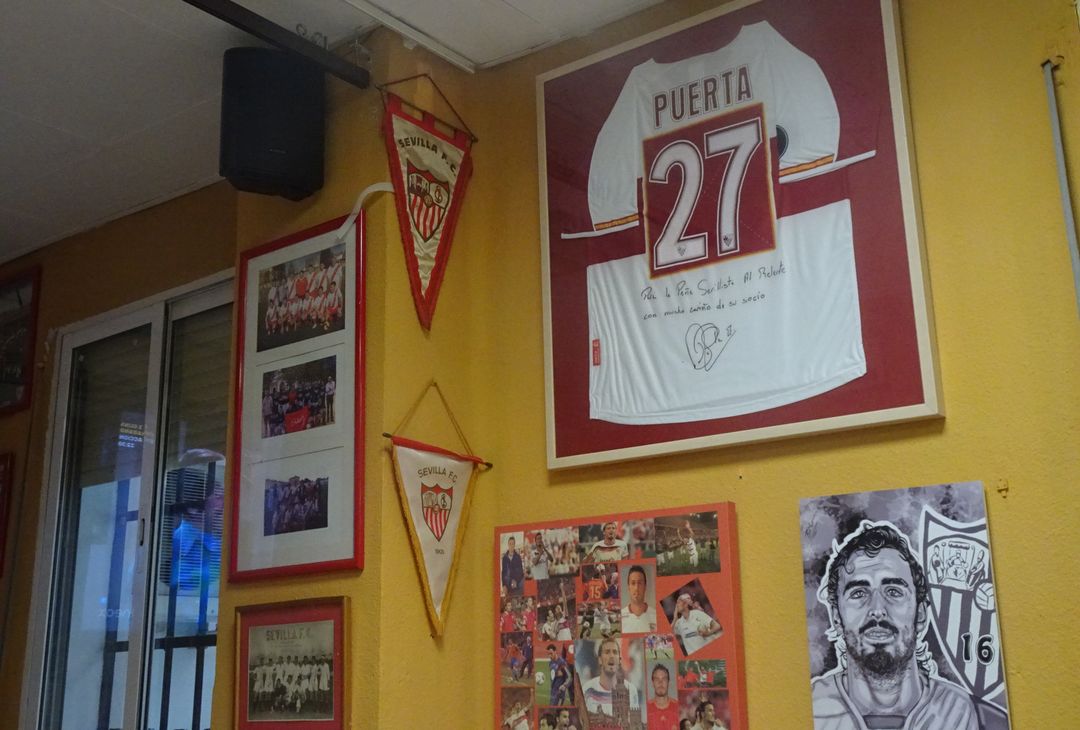 La peña sevillista in Calle Antonio Puerta