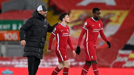 LIVERPOOL, ENGLAND - FEBRUARY 20: Jurgen Klopp, Manager of Liverpool consoles Andrew Robertson, and Divock Origi of Liverpool following their team's defeat in the Premier League match between Liverpool and Everton at Anfield on February 20, 2021 in Liverpool, England. Sporting stadiums around the UK remain under strict restrictions due to the Coronavirus Pandemic as Government social distancing laws prohibit fans inside venues resulting in games being played behind closed doors. (Photo by Laurence Griffiths/Getty Images) LIVERPOOL, ENGLAND - FEBRUARY 20: Jurgen Klopp, Manager of Liverpool consoles Andrew Robertson, and Divock Origi of Liverpool following their team's defeat in the Premier League match between Liverpool and Everton at Anfield on February 20, 2021 in Liverpool, England. Sporting stadiums around the UK remain under strict restrictions due to the Coronavirus Pandemic as Government social distancing laws prohibit fans inside venues resulting in games being played behind closed doors. (Photo by Laurence Griffiths/Getty Images)