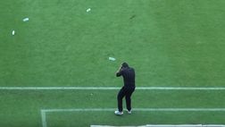 VIDEO / Gattuso, ecco il momento in cui viene centrato dalla bottiglia. Poi è caos