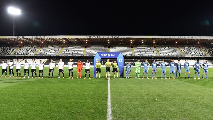 CESENA, ITALY - NOVEMBER 21: Team of Spezia Calcio and Team of Atalanta BC line up prior the Serie A match between Spezia Calcio and Atalanta BC at Stadio Dino Manuzzi on November 21, 2020 in Cesena, Italy.  (Photo by Giuseppe Bellini/Getty Images) 