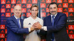 “Passiamo alle cose formali”, tocca a Biglia: ecco la firma