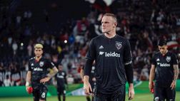 Nuovo scandalo per Rooney: fotografato mentre dorme ubriaco tra due modelle in intimo