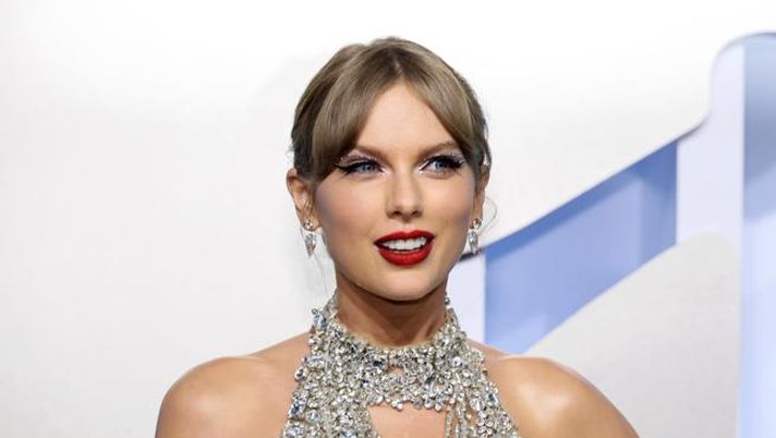 NEWARK, NEW JERSEY - AUGUST 28: Taylor Swift attends the 2022 MTV VMAs at Prudential Center on August 28, 2022 in Newark, New Jersey. (Photo by Dia Dipasupil/Getty Images) Attesa per il Super Bowl aspettando Taylor Swift: polemiche e scommesse in Usa - immagine 1