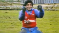 Le magie di Maradona, faceva ammattire tutti anche in allenamento nel fango