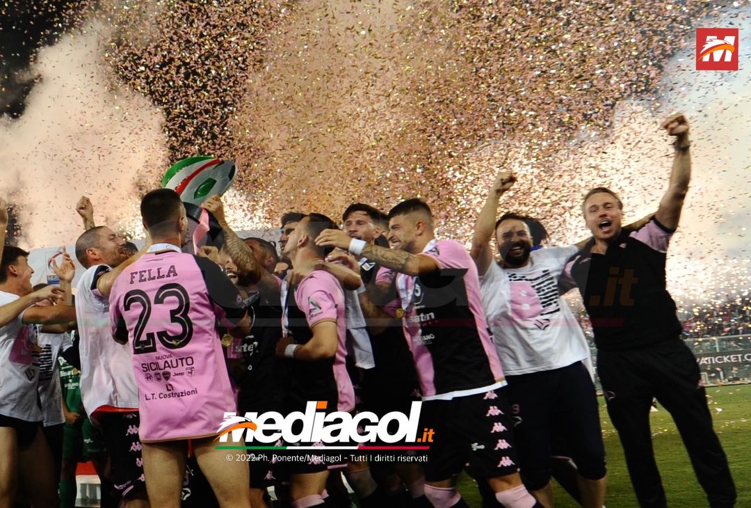 FOTO Palermo in Serie B, i festeggiamenti dei rosanero al Renzo Barbera (Gallery) - immagine 21