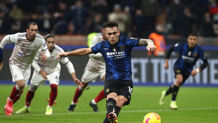 MILAN, ITALY - DECEMBER 12: Lautaro Martinez of Internazionale fails to score from the penalty spot during the Serie A match between FC Internazionale and Cagliari Calcio at Stadio Giuseppe Meazza on December 12, 2021 in Milan, Italy. (Photo by Marco Luzzani/Getty Images) Inter, scusate l’anticipo - immagine 1